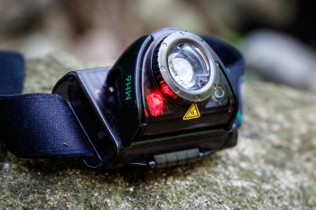 Bei der MH6 Ledlenser Stirnlampe ist ein rotes LED bereits integriert. | Foto: Maximlian Draeger