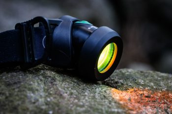 Der Rotlichtfilter für die Ledlenser MH10 Stirnlampe ist im Lieferumfang enthalten. | Foto: Maximilian Draeger