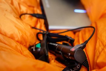 Durch den praktischen USB-Anschluss kann die MH10 schnell mit einer Powerbank geladen werden. | Foto: Maximilian Draeger