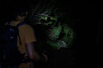 Die Ledlenser MH6 ist mit ihrer maximalen Leuchtkraft ideal für Wanderungen im Gebirge. | Foto: Maximilian Draeger