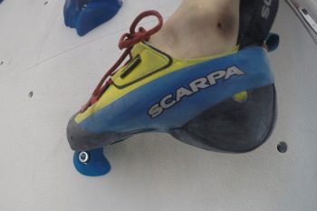 Seine Grenzen findet der Scarpa Chimera bei kleinen Tritten, Löchern und Leisten. | Foto: Chiara Hanke