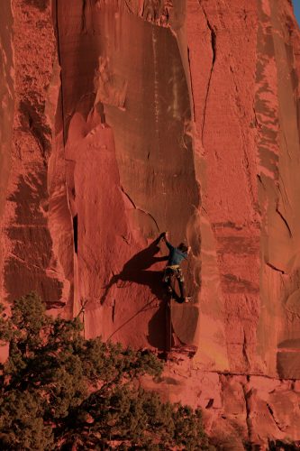 Der rubinfarbene Sandstein gibt sich beeindruckend und farbgewaltig. | Foto: Fabian Hagenauer