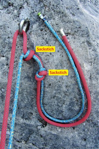 Zum Verknoten von Einfachseil und Rapline empfiehlt es sich für optimale Sicherheit gegen ein Durchrutschen der Rapline, zwei Sackstiche hintereinander zu knüpfen und ein ausreichend langes Seilende überstehen zu lassen. | Foto: Benedikt Hirschmann
