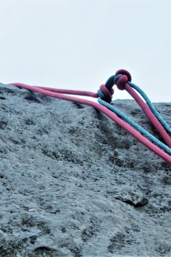 Der Sackstich ist der einzige mögliche Knoten zum Verbinden der Rapline mit dem Einfachseil (wie immer beim Abseilen am Doppelseil!) – im Gegensatz zum Achterknoten etc. stellt sich der Sackstich an Kanten auf und verklemmt sich nicht am Fels. | Foto: Benedikt Hirschmann