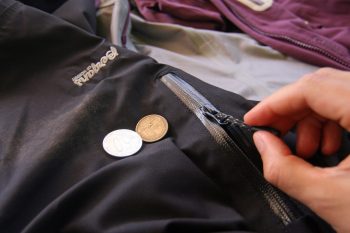 Alle Kletts und Rei&szlig;verschl&uuml;sse zu: Die Taschenkontrolle f&ouml;rdert ein paar letzte Reisesouveniers zu Tage. | Foto: Judith Hackinger