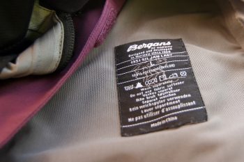 Der Waschzettel meiner Bergans-Jacke ist die beste Infoquelle, wenn es um die zul&auml;ssigen Pflegema&szlig;nahmen geht. Der Hersteller richtet sich immer nach den empfindlichsten Bestandteilen des Kleidungsst&uuml;cks. | Foto: Judith Hackinger