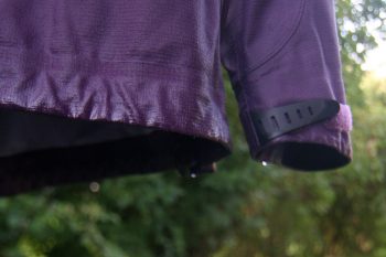 Tropft: Nach dem Waschen h&auml;nge ich meine Dermizax-Jacke tropfnass auf einen Kleiderb&uuml;gel. So kann das Wasser ablaufen. Danach geht's in den Trockner. | Foto: Judith Hackinger