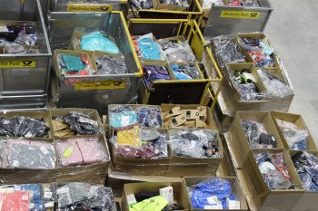 Jacken, Shirts, Rucksäcke & Co in der Warteschleife