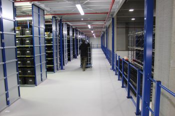 Transport der Kisten in die neuen Regale ...