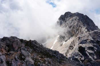 Gipfelblick von der Partenkirchener zur benachbarten, etwas h&ouml;heren Leutascher Dreitorspitze. | Foto: Arnold Zimprich