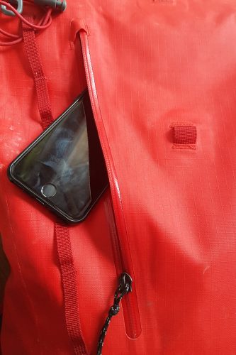 Im Reißverschlussfach an der Außenseite lässt sich bspw. ein Smartphone problemlos unterbringen. | Foto: Martin Stolzenberger