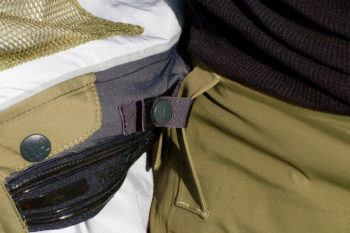 Der Schneefang der Ridge Shell Jacke lässt sich mit wenigen Handgriffen mit der Elevate Shell Hose verbinden. | Foto: Veronika Rojek-Wöckner/WoecknAIR