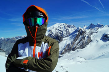 Die Kapuze bietet auch einem Skihelm ausreichend Platz. | Foto: Veronika Rojek-Wöckner/WoecknAIR