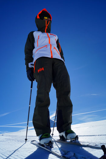 Ridge Shell Jacket als auch Elevate Shell Hose sind recht weit geschnitten - bei einer Körpergröße von 1,76 Meter und einem Gewicht von 70 Kilo reicht die Größe S völlig aus. | Foto: Veronika Rojek-Wöckner/WoecknAIR