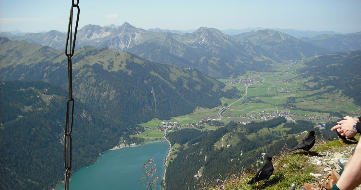 Hapuh, der Gipfel ist erreicht. Blick auf den Haldensee und das Tannheimer Tal. Man erkannt das markante Gaishorn in der Ferne. | Foto: Julia Gebauer