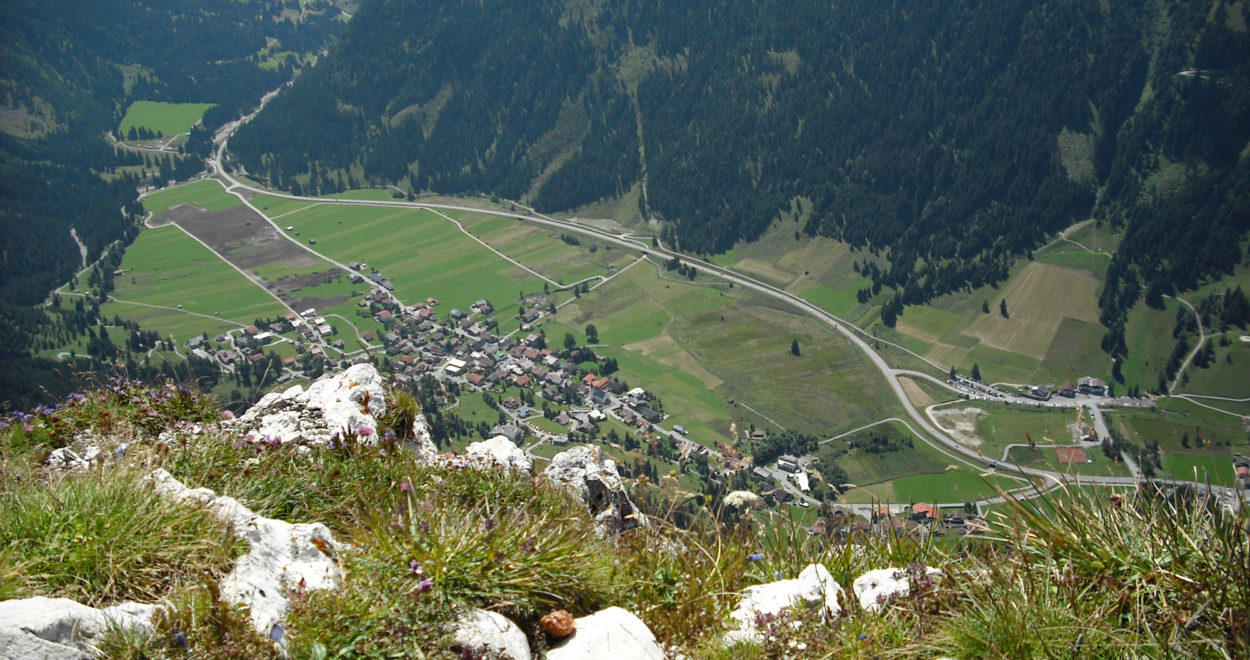 Der kleine Ort Nesselwängle zu unseren Füßen. | Foto: Julia Gebauer