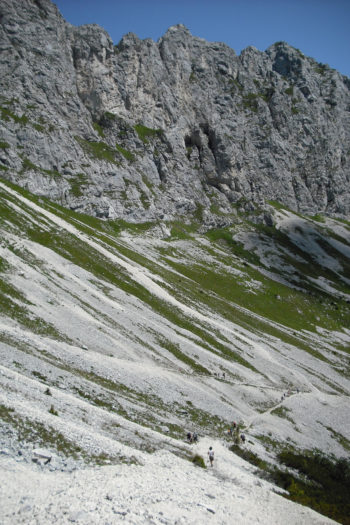 Eine letzte Herausforderung: Ohne auszurutschen das Geröllfeld hinabgehen und gleichzeitig die Kletterer am Gimpel beobachten. | Julia Gebauer