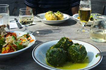 Was f&uuml;r ein Anblick: K&auml;se- und Spinatkn&ouml;del mit Salat vom Buffet. | Foto: Sabine Dettling