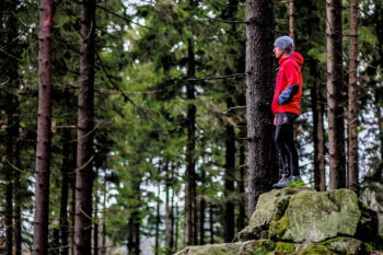 Vielseitig einsetzbar: Tester Michael Bräuer hat die Jacke auch beim Trailrunning im Wald getestet. | Foto: Outdoor Film Crew/Michael Bayreder