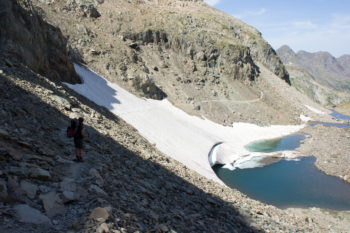 Kurz hinter dem 2.664 Meter hohen Col de la Fache müssen wir ein längeres Schneefeld queren. | Foto: Arnold Zimprich