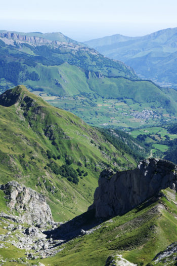 Tiefblick nach Lescun - hier legen wir einen gemütlichen Pausentag ein. | Foto: Arnold Zimprich