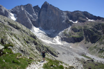 Die 800 Meter hohe Nordwand des Vignemale kann es mit jeder Alpen-Nordwand aufnehmen. | Foto: Arnold Zimprich