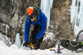 Vorbereitung aufs Eisklettern - speziell als Wärmespender am Standplatz hat das Mountain Equipment Skyline Jacket dem Tester wertvolle Dienste geleistet. | Foto: Franz Mösbauer