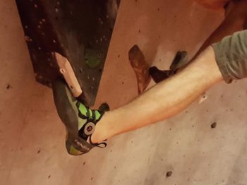 Die zweigeteilte Sohle sowie der große Toehook Patch erlauben es mit dem Tenaya Mundaka präzise Toehooks zu setzen