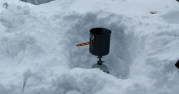 Selbstgegrabener Windschutz. | Foto: Martin Löhle
