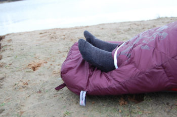 ... denn mit ihm können die Füße rausgestreckt werden, ohne dass der Schlafsack gänzlich geöffnet werden muss. | Foto: Iris Schulte-Renger