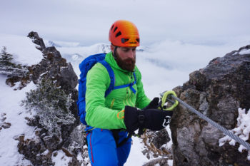 Dank der K&ouml;rpernahen Karabiner ist das Umh&auml;ngen sehr unkompliziert und ich musste nie weit nach hinten greifen. | Foto: Florian Glott