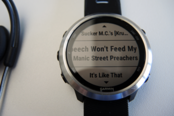 Auf der Garmin Forerunner 645 Music haben bis zu 500 Lieder Platz. | Foto: Arnold Zimprich