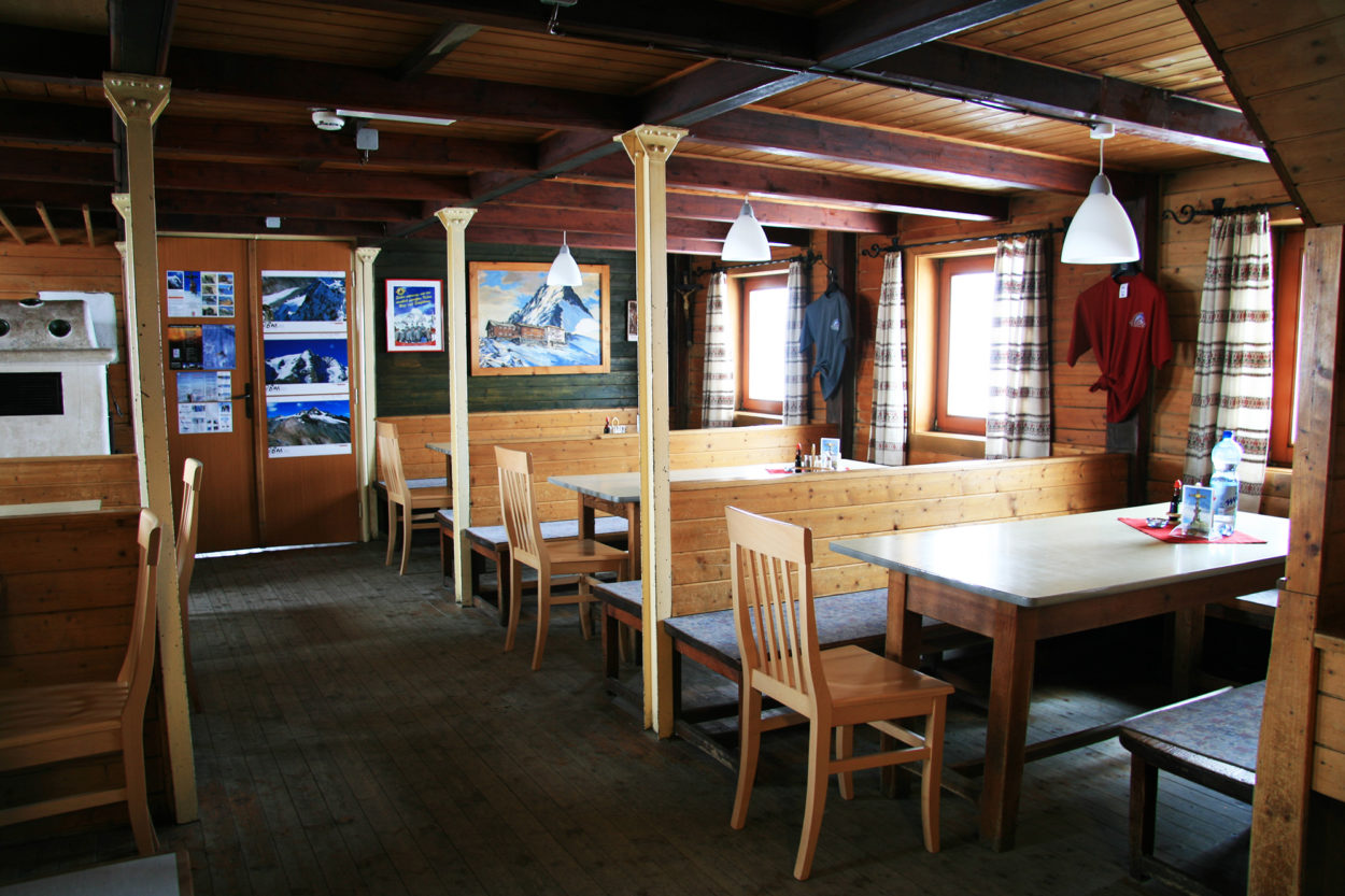 Vom Gastraum der Erzherzog-Johann-Hütte hat man einen wunderschönen Blick auf die umliegende Bergwelt. | Foto: Erzherzog-Johann-Hütte