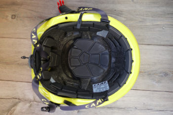 Den Kern bildet eine EPS-Schicht, die von einer Polycarbonat Außenschale ummantelt wird. | Foto: Sebastian Krejci