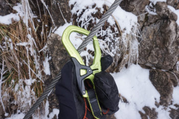 Selbst mit dicken Handschuhen lassen sich die gro&szlig;en OneTouch Karabiner problemlos bedienen. | Foto: Florian Glott