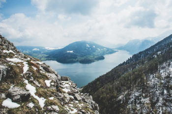 Der Drachenwand Klettersteig bietet unglaubliche Ausblicke auf den Mondsee und dar&uuml;berhinaus. | Foto: Kimberly Karisch
