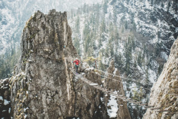 Die H&auml;ngebr&uuml;cke am Drachenwand Klettersteig- ein echtes Highlight. | Foto: Kimberly Karisch