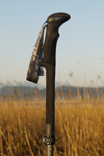 Der verl&auml;ngerte Griff erm&ouml;glicht ein schnelles Umgreifen beim Traversieren oder Bergablaufen. | Foto: Sebastian Krejci
