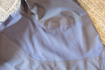 Die Gummi-Patches im Schulterbereich verhindern ein Verutschen des Rucksacks. | Foto: Fabian Schalscha