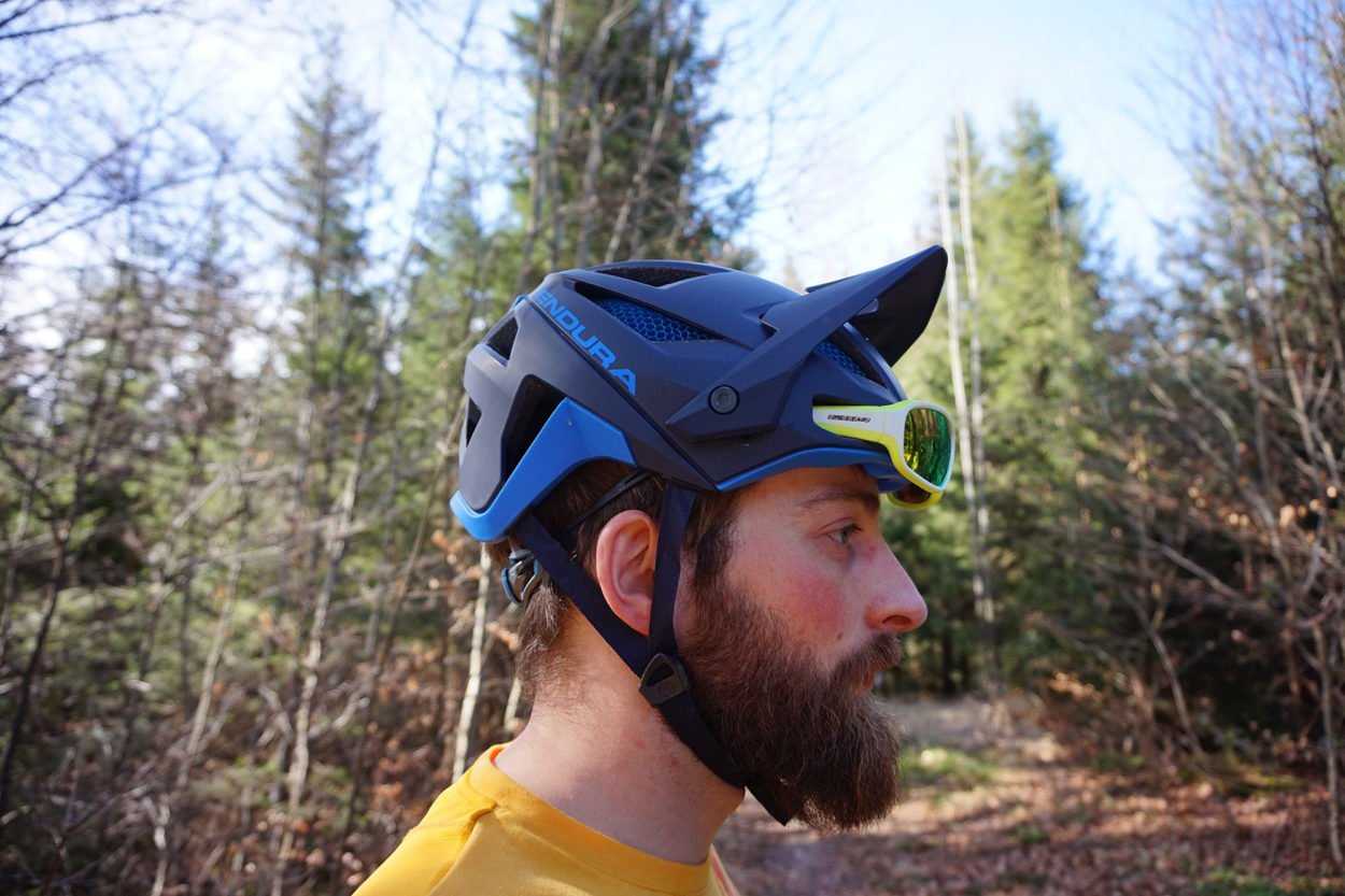 Setze beim Fahrradhelm einstellen Deinen Helm waagerecht auf, sodass Dein Kopf optimal von allen Seiten geschützt ist. | Foto: Florian Glott