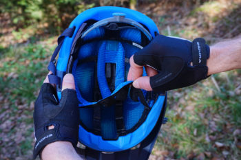 Zum Waschen kann das Helmpolster einfach entfernt werden. | Foto: Florian Glott