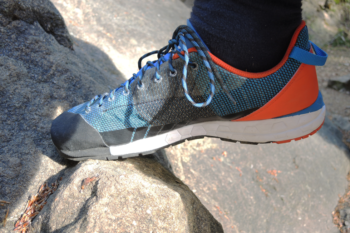 Aufgrund der flachen Konstruktion entwickelt man ein gutes Gefühl für den Untergrund, spürt aber auch Felsen durch die Sohle hindurch. | Foto: Fabian von Schalscha-Ehrenfeld