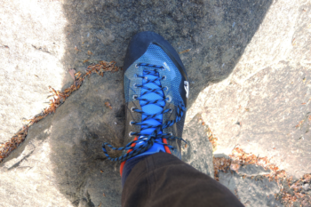 Die weit nach vorne gezogene Schnürung bringt Kletter-Spirit in den Alltag. | Foto: Fabian von Schalscha-Ehrenfeld