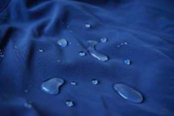 Die DWR-Imprägnierung lässt das Wasser einfach abperlen und hält den Hintern auf schlammigen Trails trocken. | Foto: Flo Glott