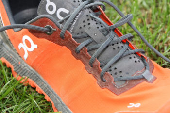 Durch die perfekte Schnürung bietet der Cloudventure Peak dem Fuß trotz Stretchmaterials einen stabilen Halt. | Foto: Sophie Arnold