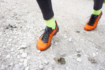 Am Vorderfuß sind die Cloud-Elemente niedrig und sorgen für einen direkten Antritt ... | Foto: Sophie Arnold