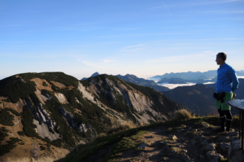 Ausblick vom Rotwand-Gipfel auf die Berge Hoch- und D&uuml;rrmiesing.