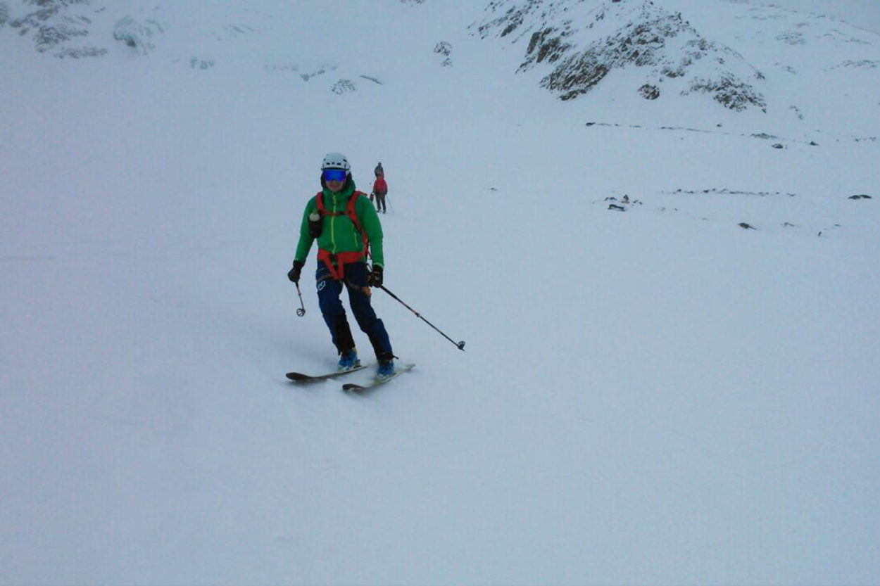 ... sondern auch bei der Abfahrt! Der Tupilak sitzt fest am Körper und transportiert alle notwendigen Utensilien. | Foto: Christian Regler