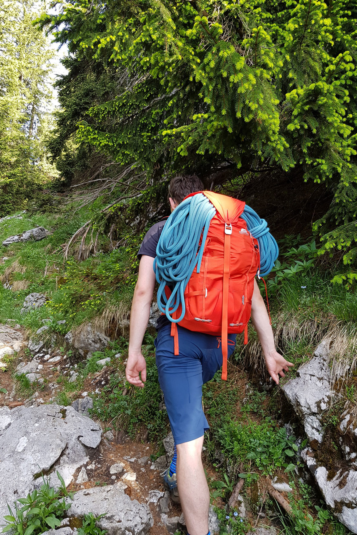 Der Tupilak 37 bietet viel Platz - ein Kletterseil findet unter der Deckelklappe schnell und unkompliziert Platz. | Foto: Christian Regler