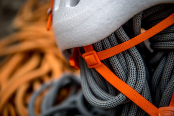 Im Gegensatz zu anderen Helmen verf&uuml;gt der Sirocco &uuml;ber kein Verstellrad oder Ratschenband. | Foto: Erika Spengler